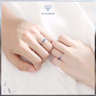 Đôi tay đeo nhẫn bạc đính đá mưa sao băng