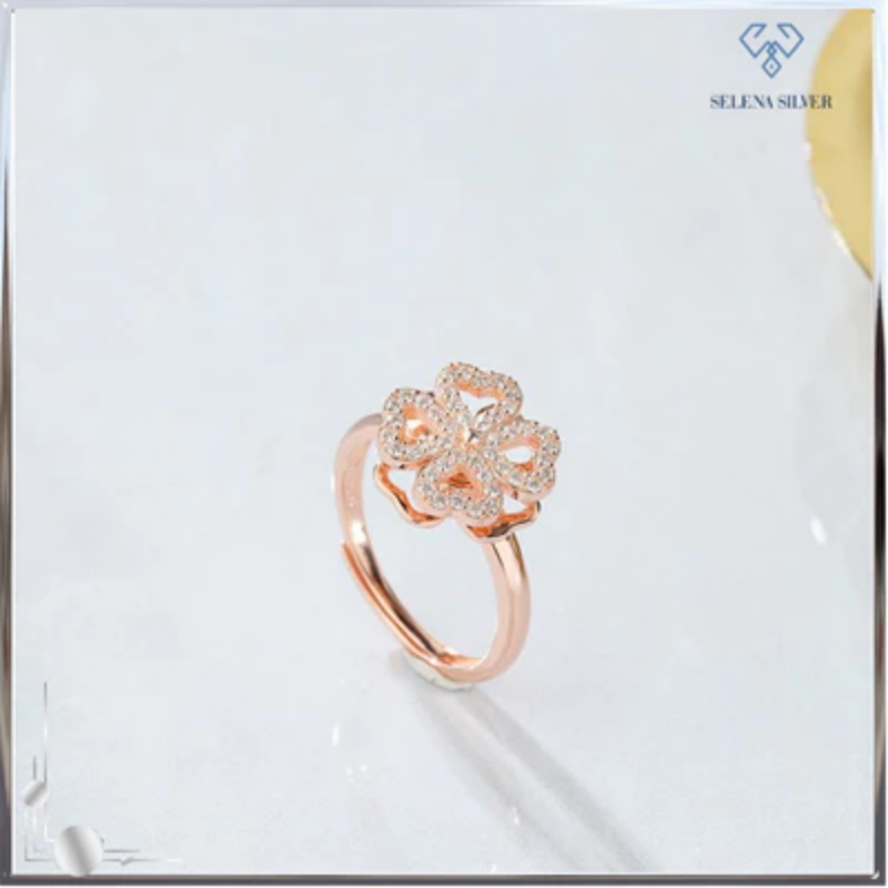 Nhẫn bạc nữ dạng xoay độc lạ đính đá CZ hình cỏ 4 lá bên phải Nhẫn bạc nữ dạng xoay độc lạ đính đá CZ hình cỏ 4 lá bên phải