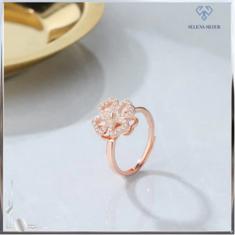 Nhẫn bạc nữ dạng xoay độc lạ đính đá CZ hình cỏ 4 lá bên trái Nhẫn bạc nữ dạng xoay độc lạ đính đá CZ hình cỏ 4 lá bên trái