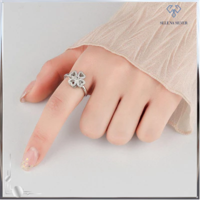 Nhẫn bạc nữ dạng xoay độc lạ đính đá CZ hình cỏ 4 lá trên tay