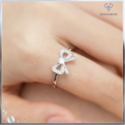 Nhẫn bạc nữ đính đá CZ hình chiếc nơ Arabella trên tay