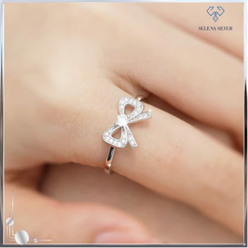 Nhẫn bạc nữ đính đá CZ hình chiếc nơ Arabella trên tay Nhẫn bạc nữ đính đá CZ hình chiếc nơ Arabella trên tay